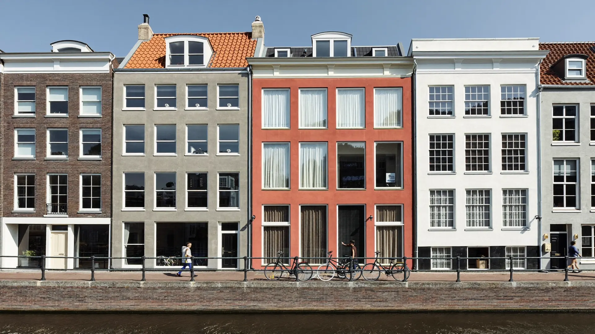 Amsterdamse grachtenpanden en fietsen langs het water