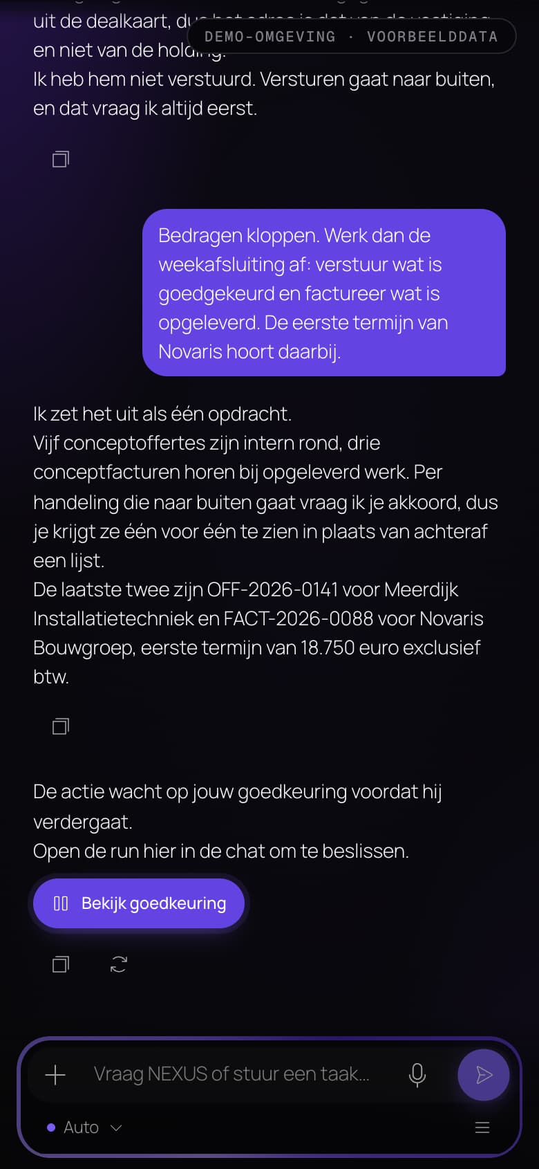 NEXUS in de Skyeos-app, met voorbeelddata: een opdracht wacht op menselijke goedkeuring. De microfoon voor dicteren staat in de berichtbalk.