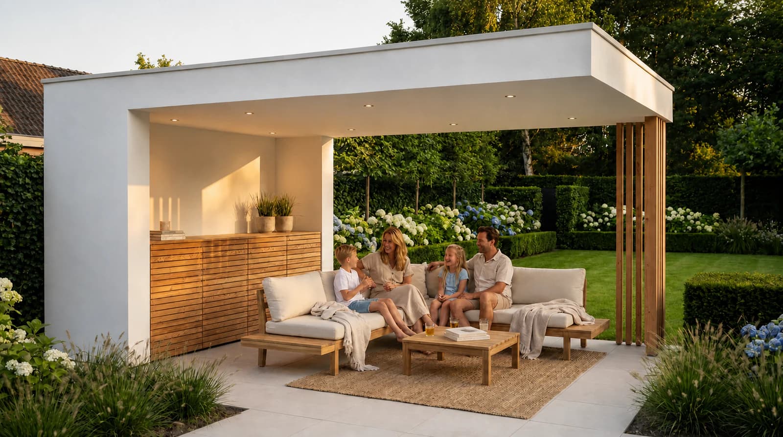 Lichte overkapping met houten latten en warme verlichting