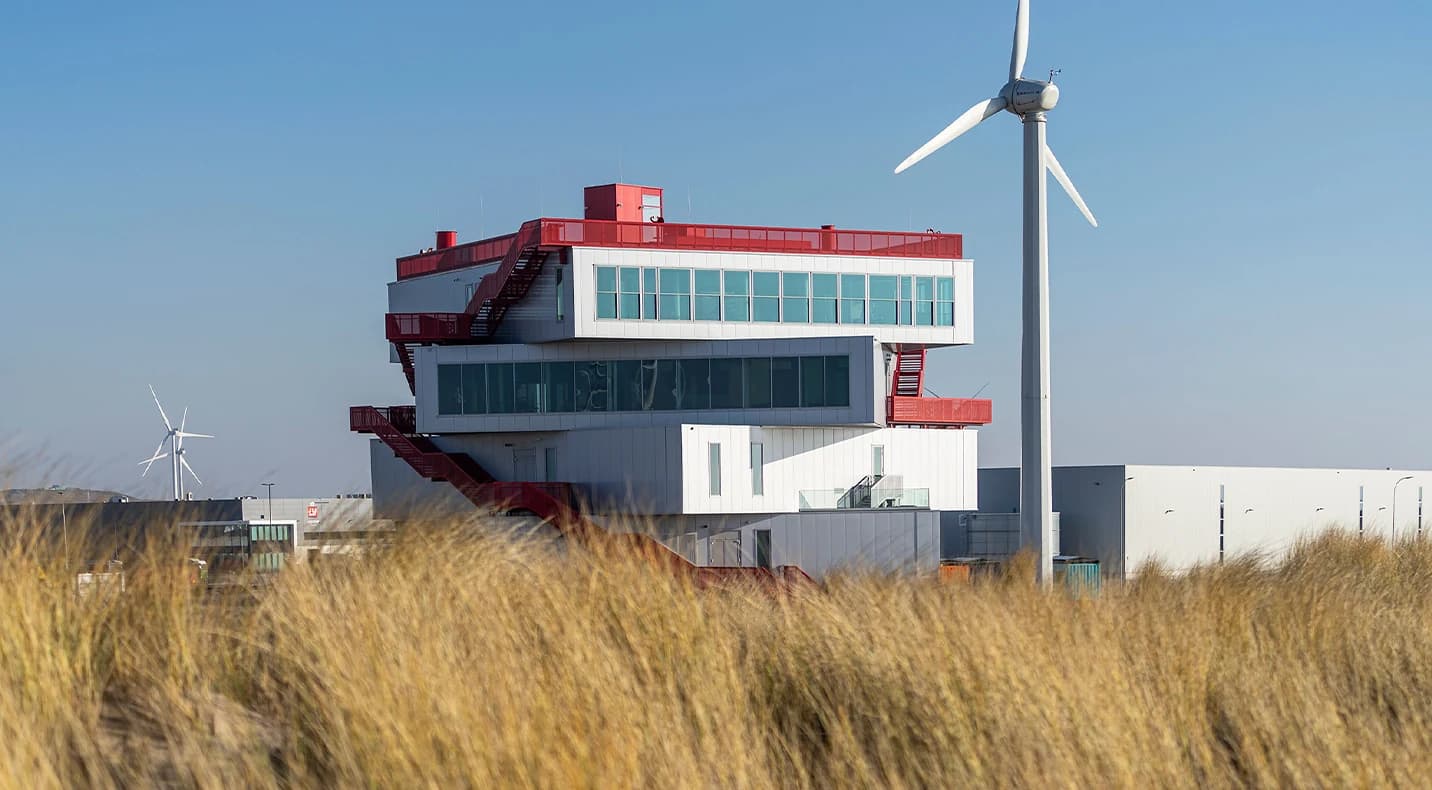 De gestapelde volumes en glazen gevels van Portlantis, een gevelproject van Van Iersel BV